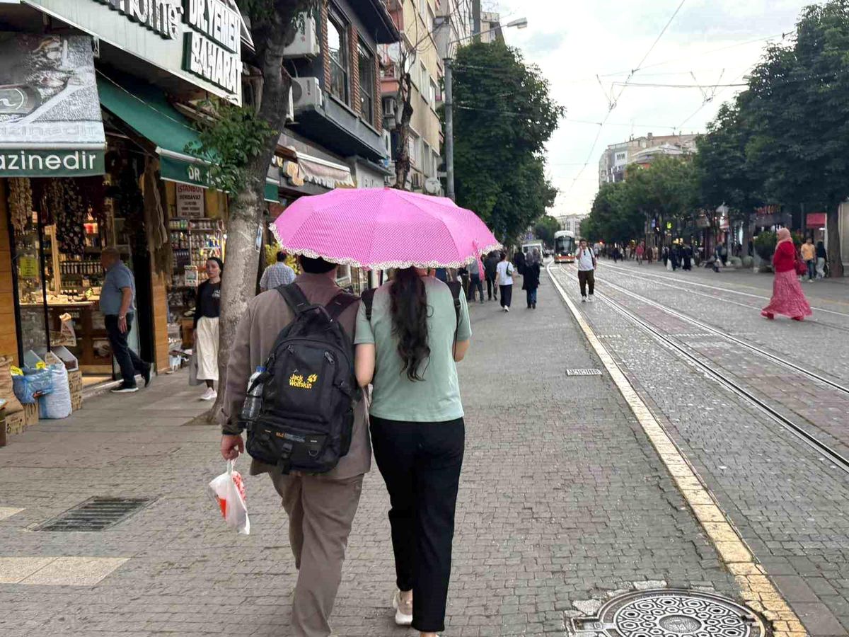 Eskişehir'de beklenen gök gürültülü sağanak yağış etkili oldu