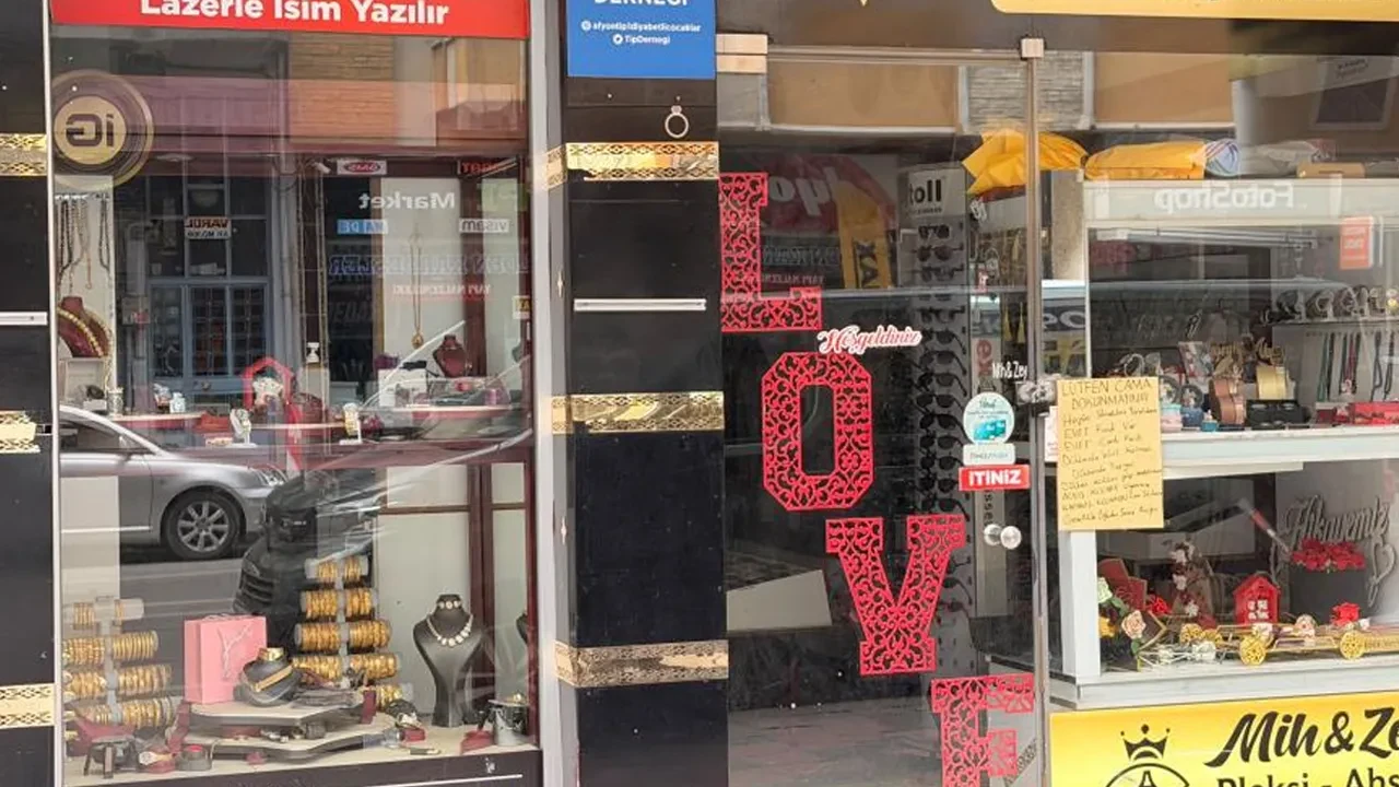 Afyonkarahisar'da esnafın eşi canından bezdi! Dükkanın camına yazdıklarıyla içini döktü