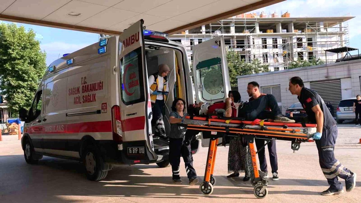 Seyir halindeyken fenalaşan motosiklet sürücüsü park halindeki araca çarptı