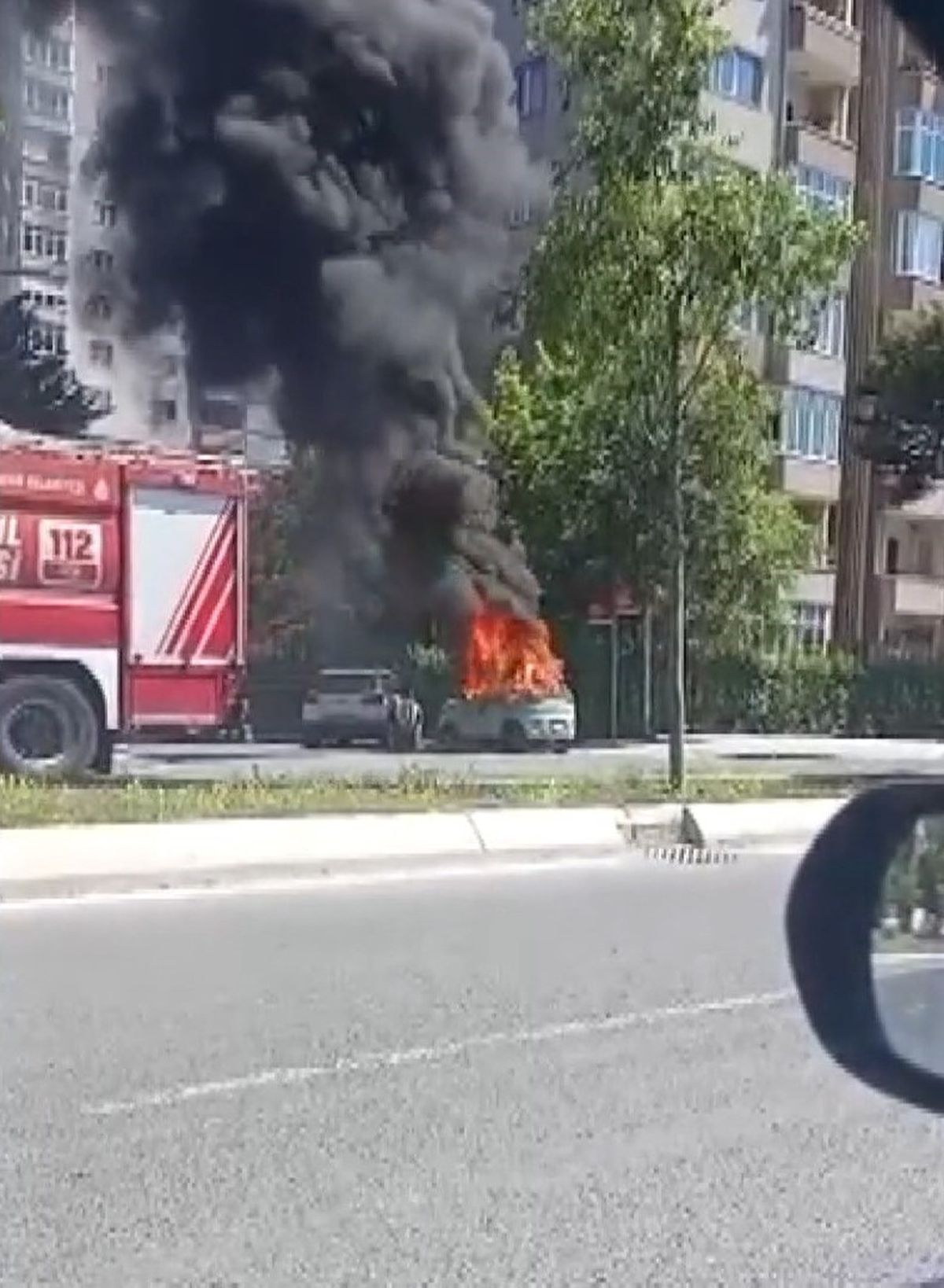 Beylikdüzü'nde elektrikli otomobilde çıkan yangın söndürüldü