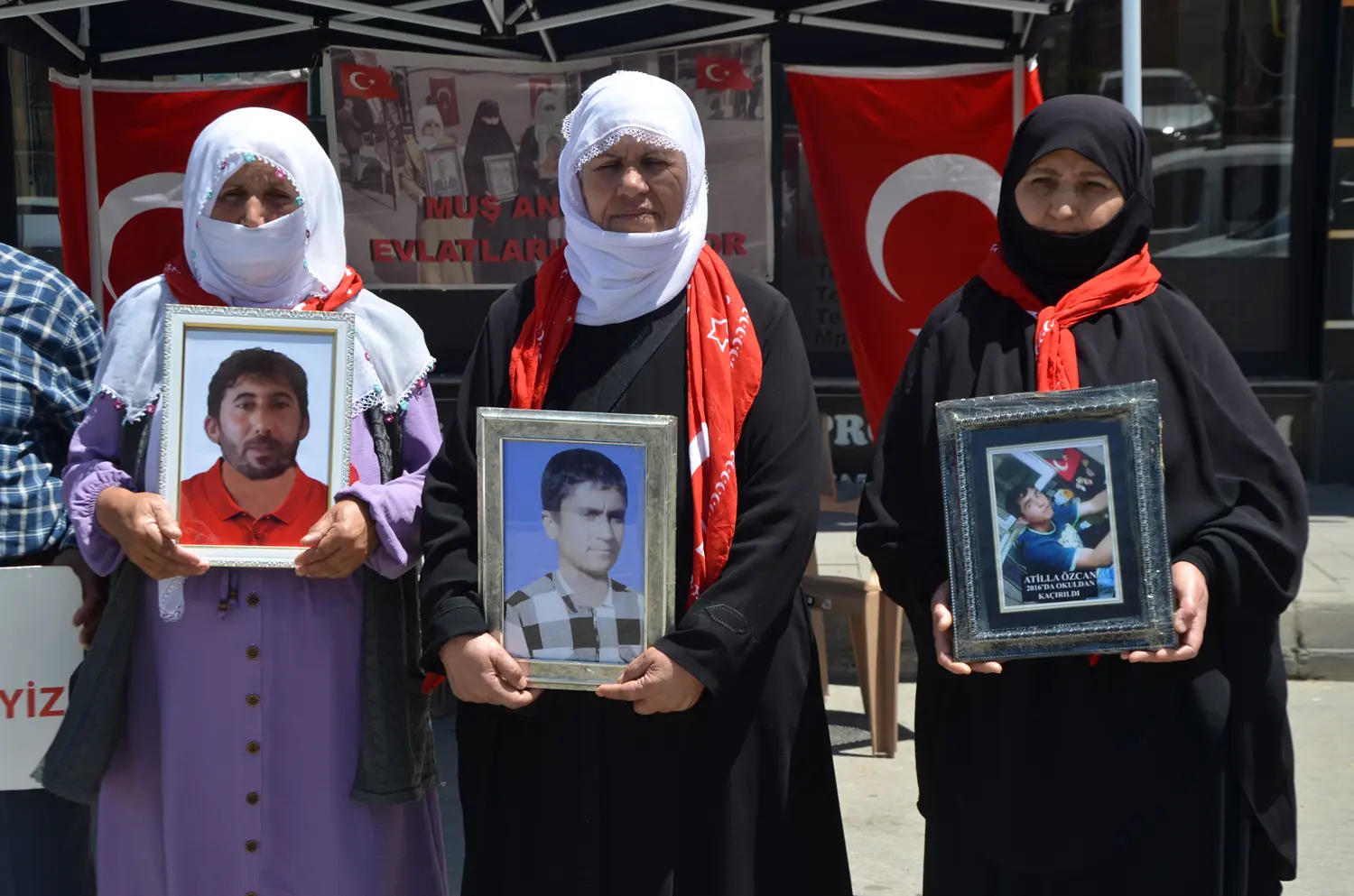 DEM Parti önünde evlat nöbeti: Bu bizim davamız değil