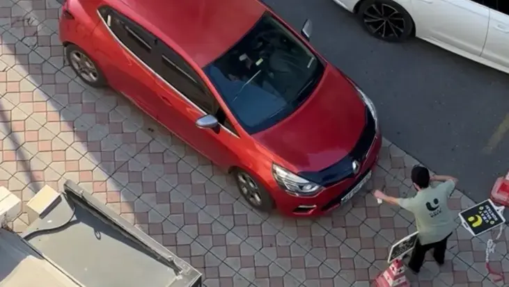 Otopark ücreti tartışması kamerada! Vale aracın önüne geçince sürücü gaza bastı