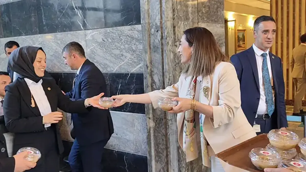 Muharrem ayına özel anlamlı program... TBMM'de 1.500 kişilik aşure lokması paylaşıldı