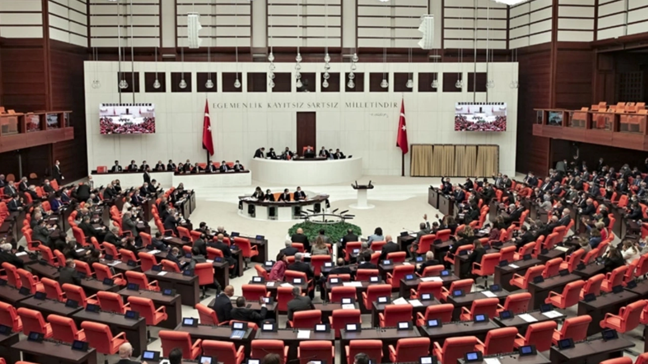 Resmi Gazete'de yayımlandı: Meclis tatile girmiyor