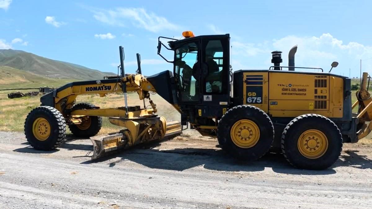 Iğdır'da köy yollarında yol açma çalışmaları sürüyor