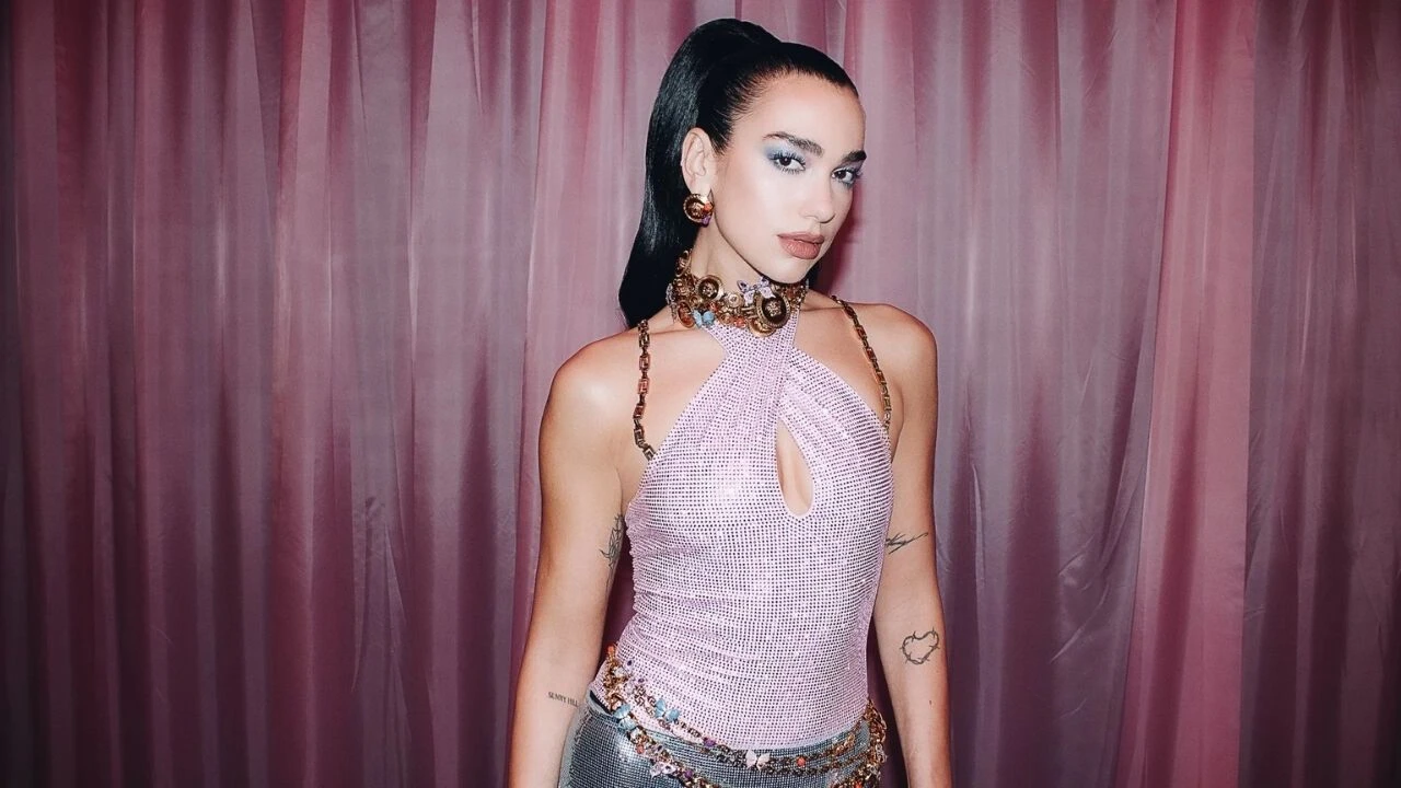 Dua Lipa Portekiz’de “Yasaklı Kitaplar Kütüphanesi” açtı