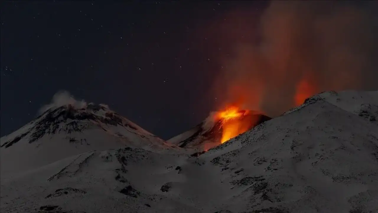 Etna Yanardağı yeniden patladı