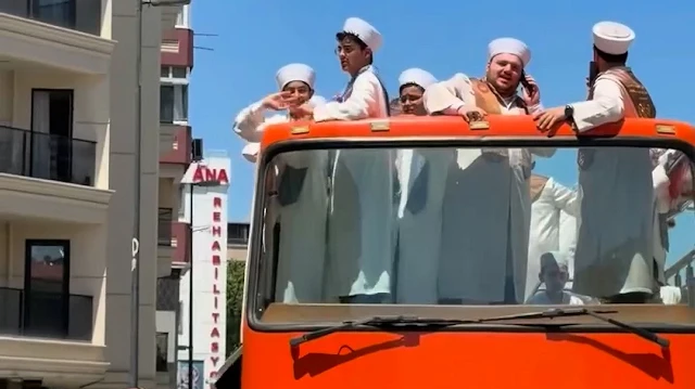 Hafızlık sevinci sokaklara taştı: Vatandaşlar selamladı görüntüler kalp ısıttı