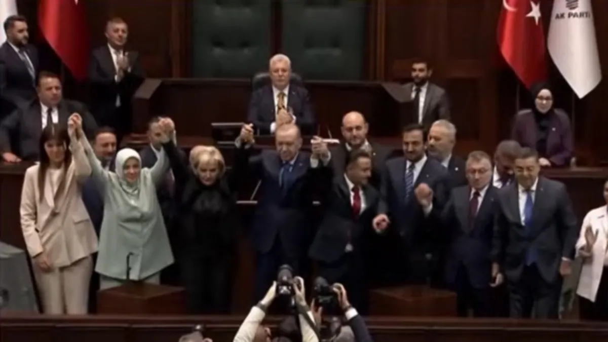 İstanbul Milletvekili Nimet Özdemir AK Parti'ye katıldı! Rozetini Başkan Erdoğan taktı