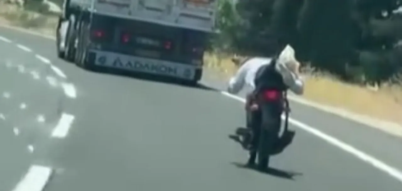 Trafik kurallarını hiçe saydı! Motosiklet üzerine uzanarak yaptığı tehlikeli yolculuk kamerada