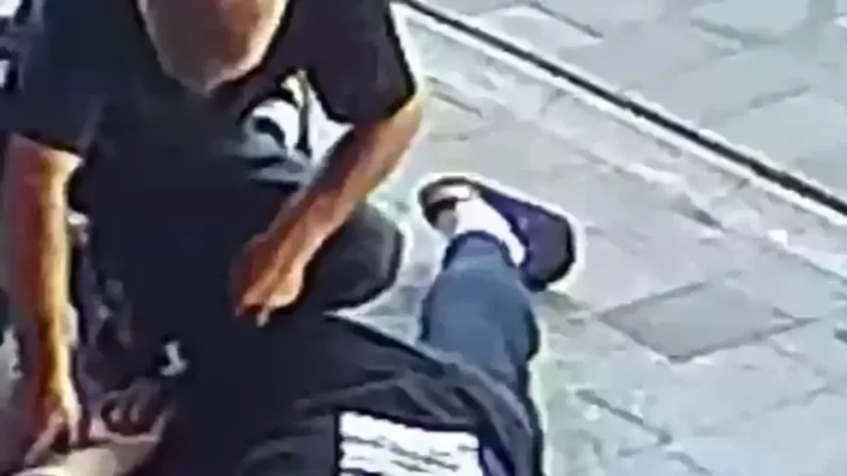 Muğla'da vicdansızlığın böylesi! Bayılan genci hedef seçti! Güvenlik kamerasına yansıyan hırsızlık şoke etti