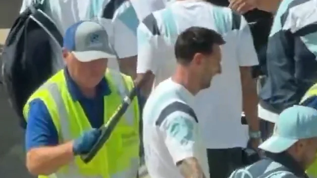 ABD'nin aşağılayıcı prosedürüyle Lionel Messi de tanıştı: Dedektörle arama sırasında kahkahalara boğuldu