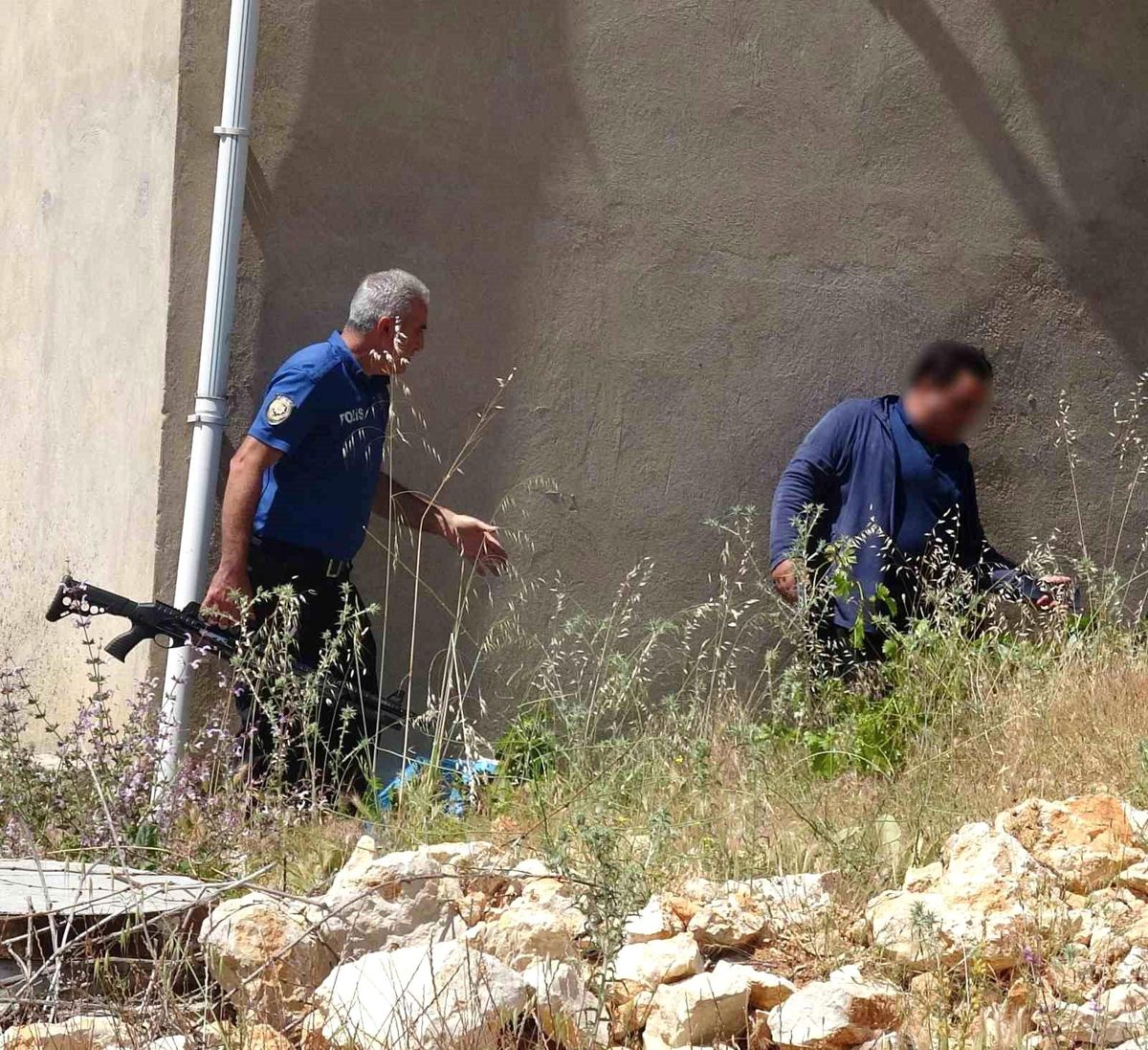 Pompalı tüfekle yaraladığı kişinin ardından polisle birlikte boş kartuş aradı