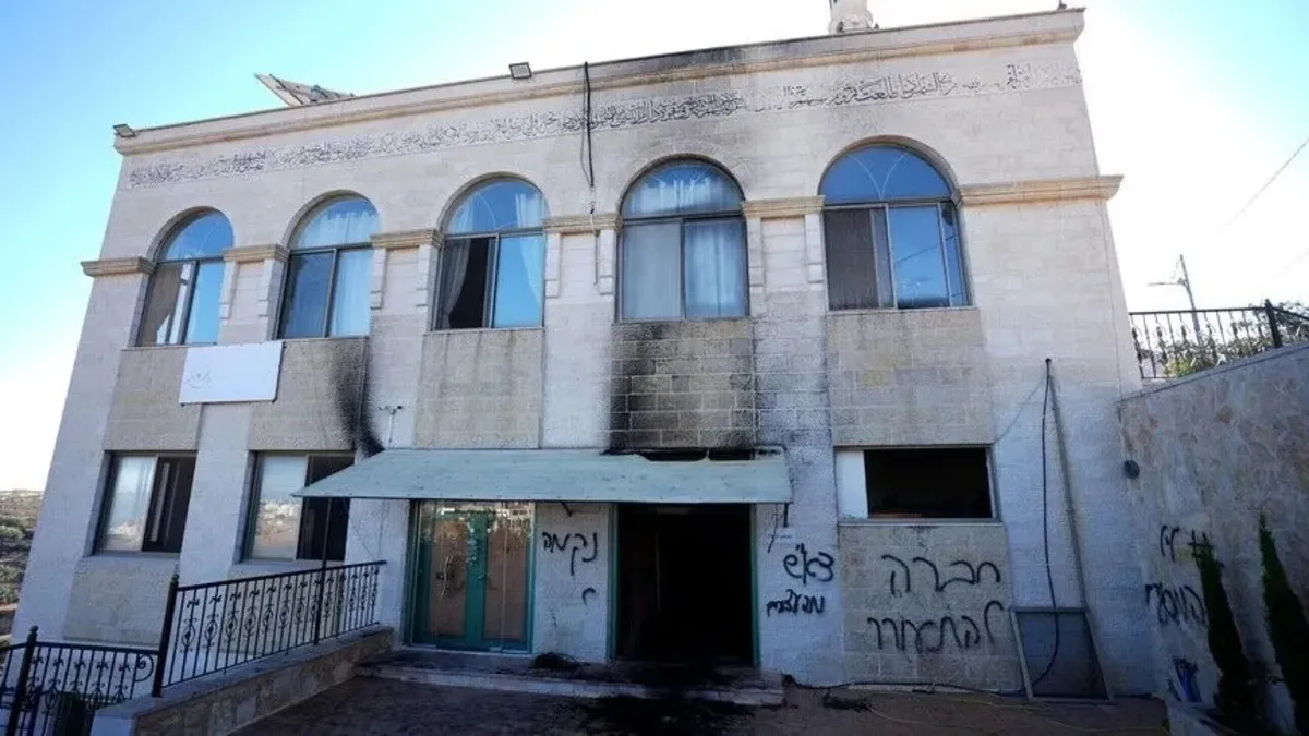 Siyonistler Batı Şeria'daki camiyi ateşe verdi! Duvarlara Filistinlileri hedef alarak ölüm tehditleri yazdılar
