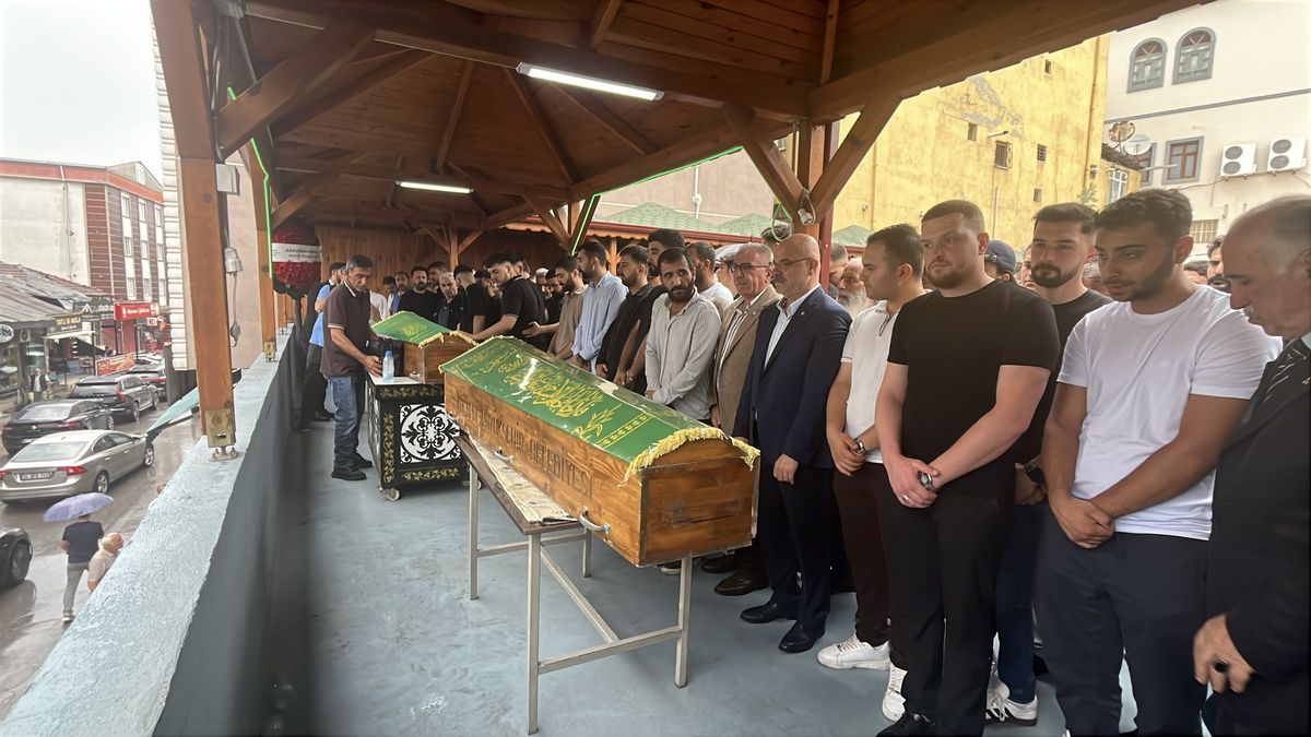 Otomobil, TIR'ın altına girdi, baba ve oğlu öldü
