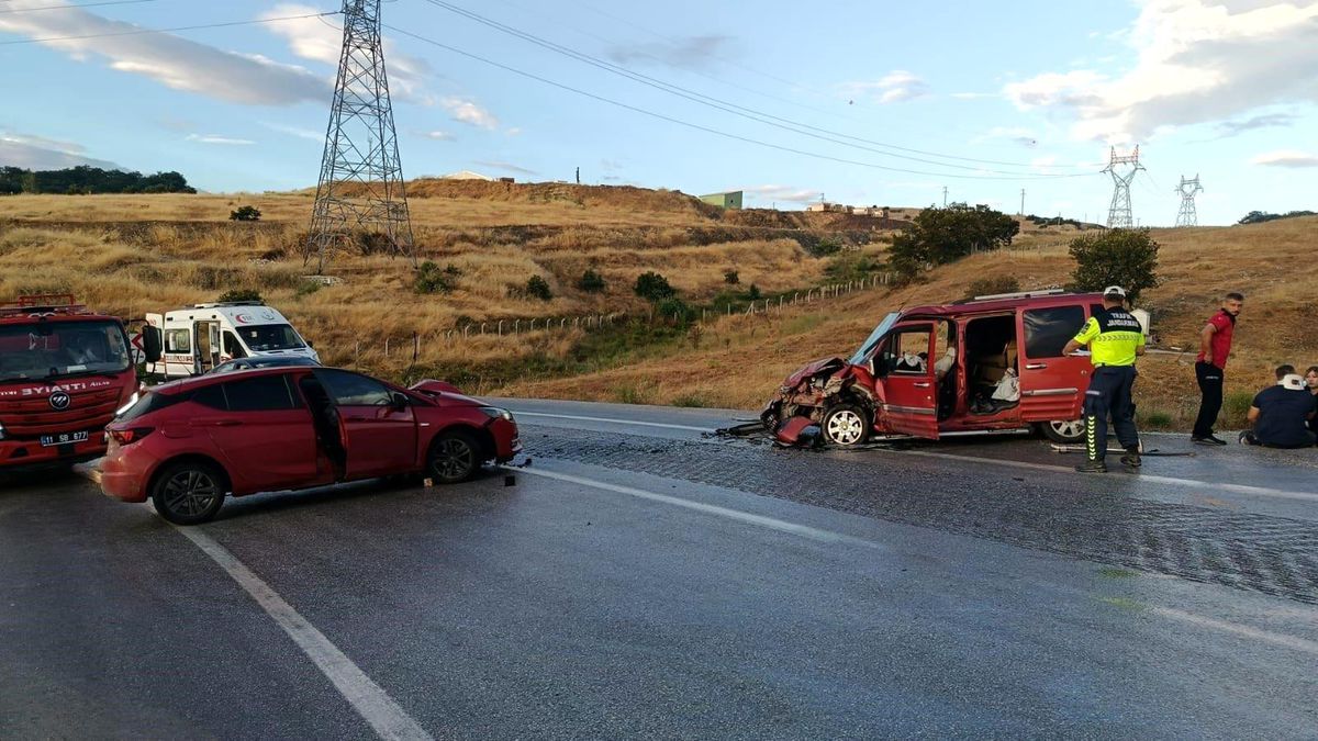 Bilecik'te iki otomobil kafa kafaya çarpıştı: 4 yaralı