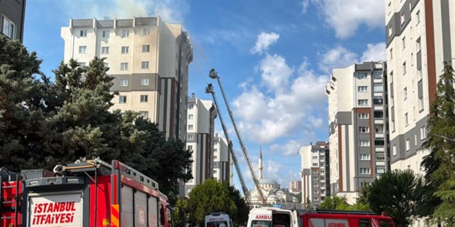 İstanbul'da binanın çatısında yangın: 10 kişi hastaneye kaldırıldı