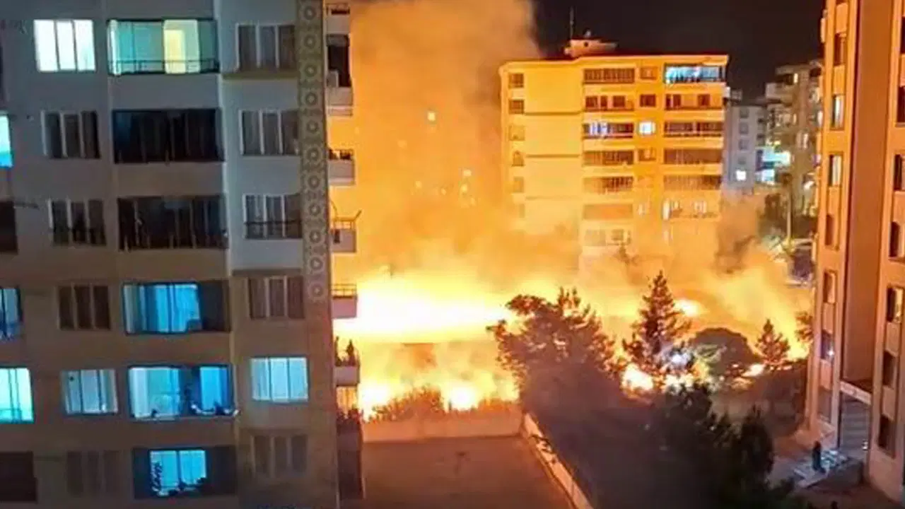 Diyarbakır’da korkutan yangın: Alevler, geceyi gündüze çevirdi!