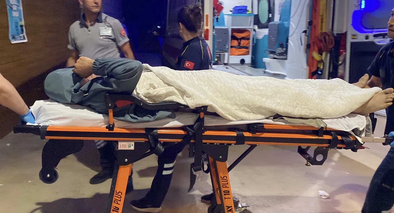 "Toprak bastı" tartışması kanlı bitti! İnegöl'de tartışmalı gelenek devam ediyor