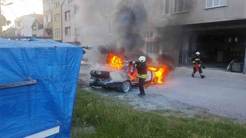 Sanayide korku dolu anlar: Kaynaktan sıçrayan kıvılcım otomobili alev alev yaktı!