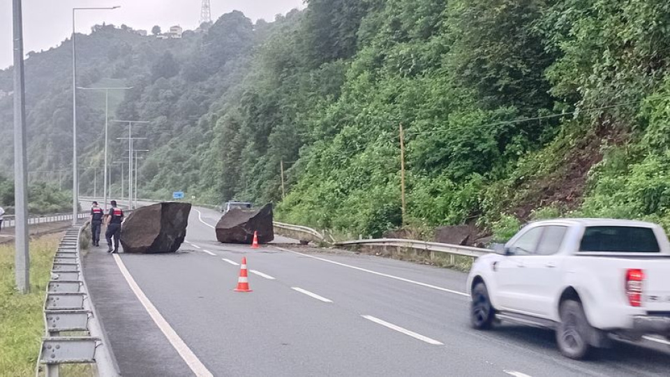 Rize'de dev kayalar sahil yoluna düştü