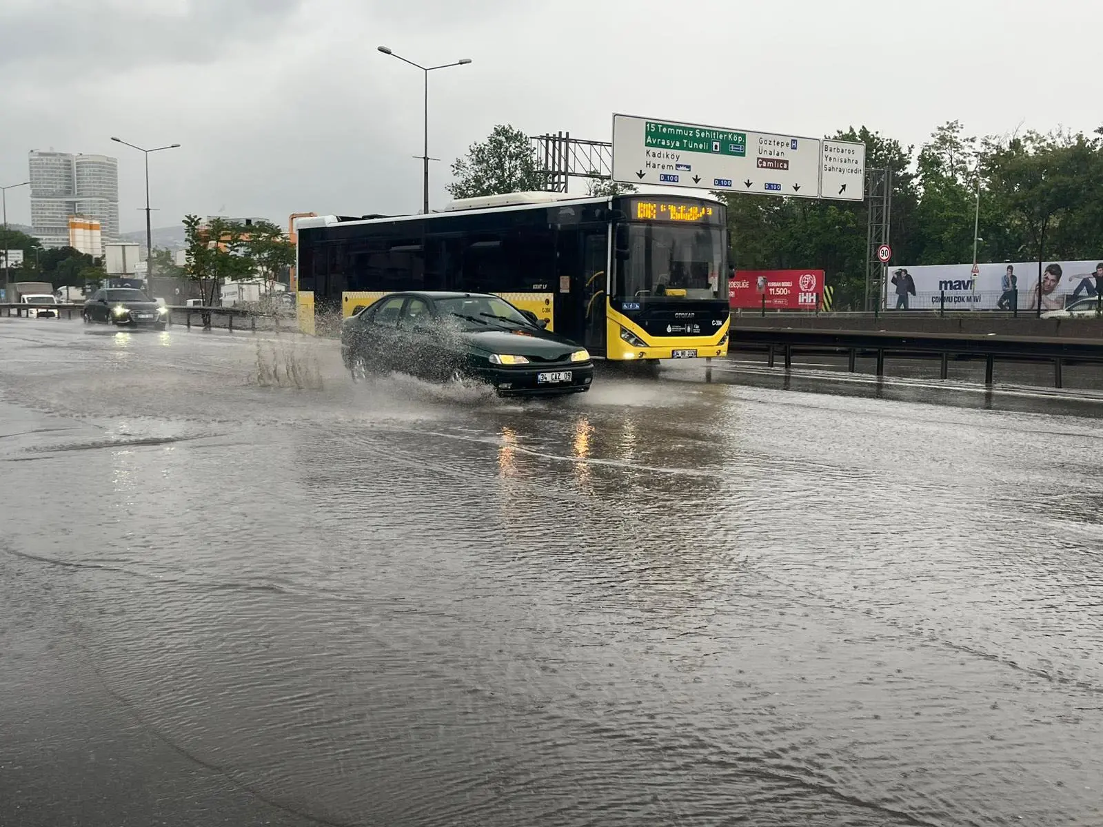 Meteoroloji saat verip uyarmıştı! İstanbul'da beklenen yağış başladı