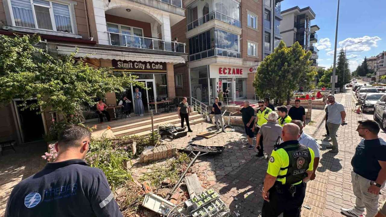 Edirne’de freni boşalan kamyon dehşet saçtı: 2 Araç ve duvara çarptı