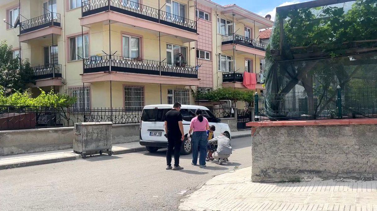 Çorum'da genç kadın tartıştığı anne ve babasını bıçakla rehin aldı