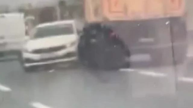 Facianın eşiğinden dönüldü: Kuzey Marmara Otoyolu'nda dev kamyon önüne aldığı otomobili böyle sürükledi