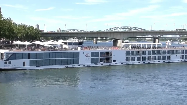 Almanya'da kuraklık nedeniyle Ren Nehri'nde yolcu gemisi karaya oturdu
