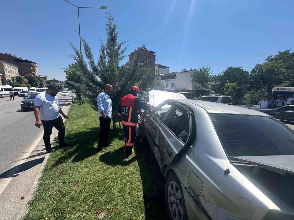 Elazığ'da beton mikseriyle otomobil çarpıştı: 3 yaralı