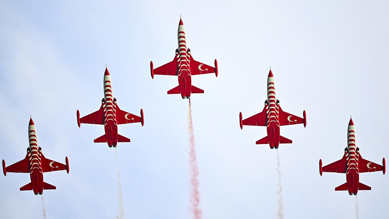 Başkent semalarında "Türk Yıldızları" uçuşu heyecanı