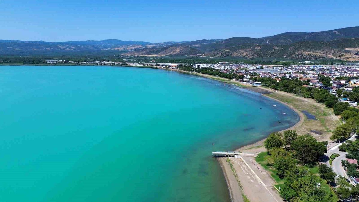 Turkuaza bürünen İznik Gölü mest etti