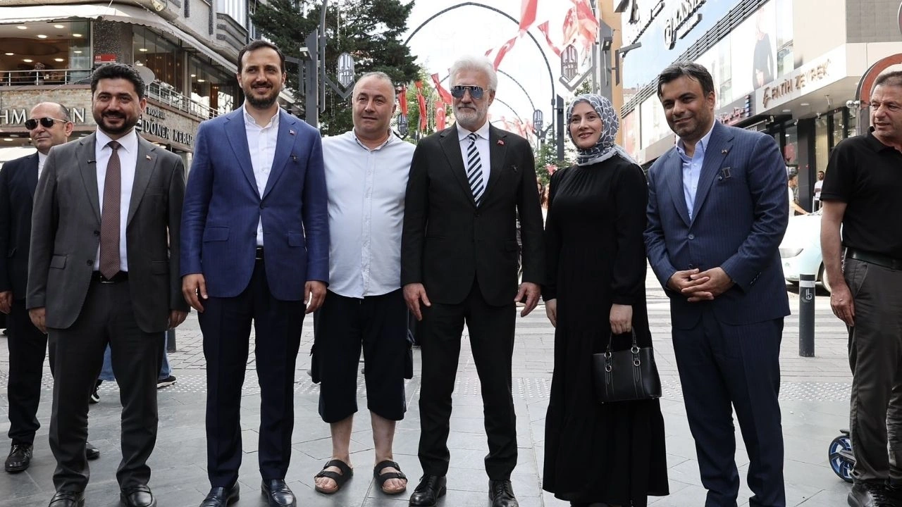Bakanlık bürokratı Tamer Kardağlı AKP'li yöneticilerle çarşı pazar gezmesine çıktı