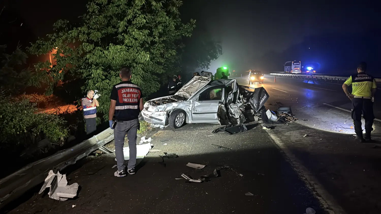 Tır arızalanan otomobile çarptı! 1 çocuk öldü, 3 kişi yaralandı