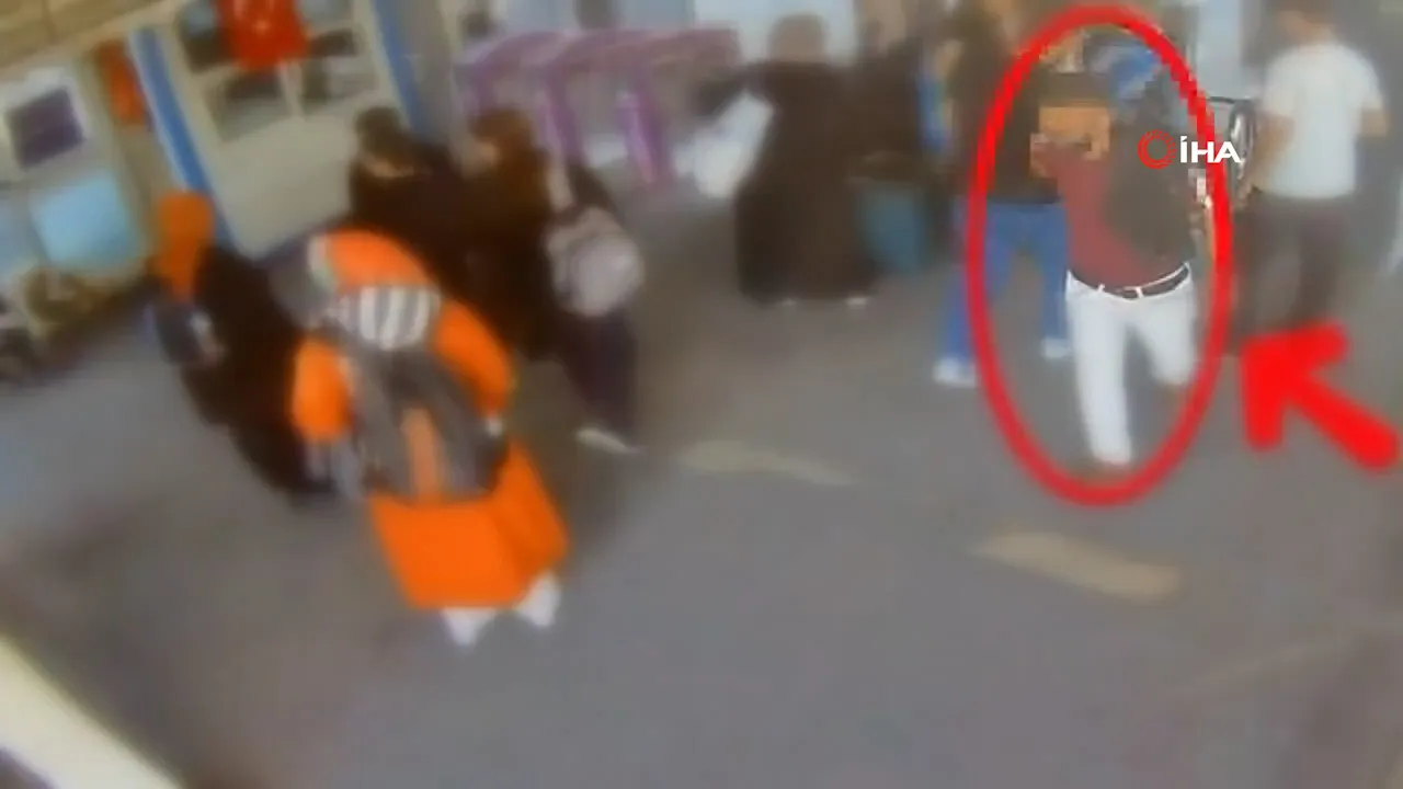 Avcılar'da metrobüste yankesicilik kamerada! Kalabalığı fırsat bilip telefon çaldı