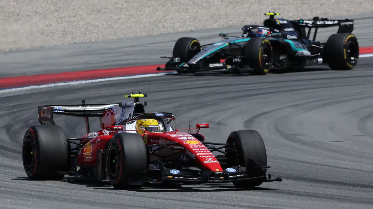 Formula 1'de Lewis Hamilton, Ferrari'deki ilk zaferini kazandı!