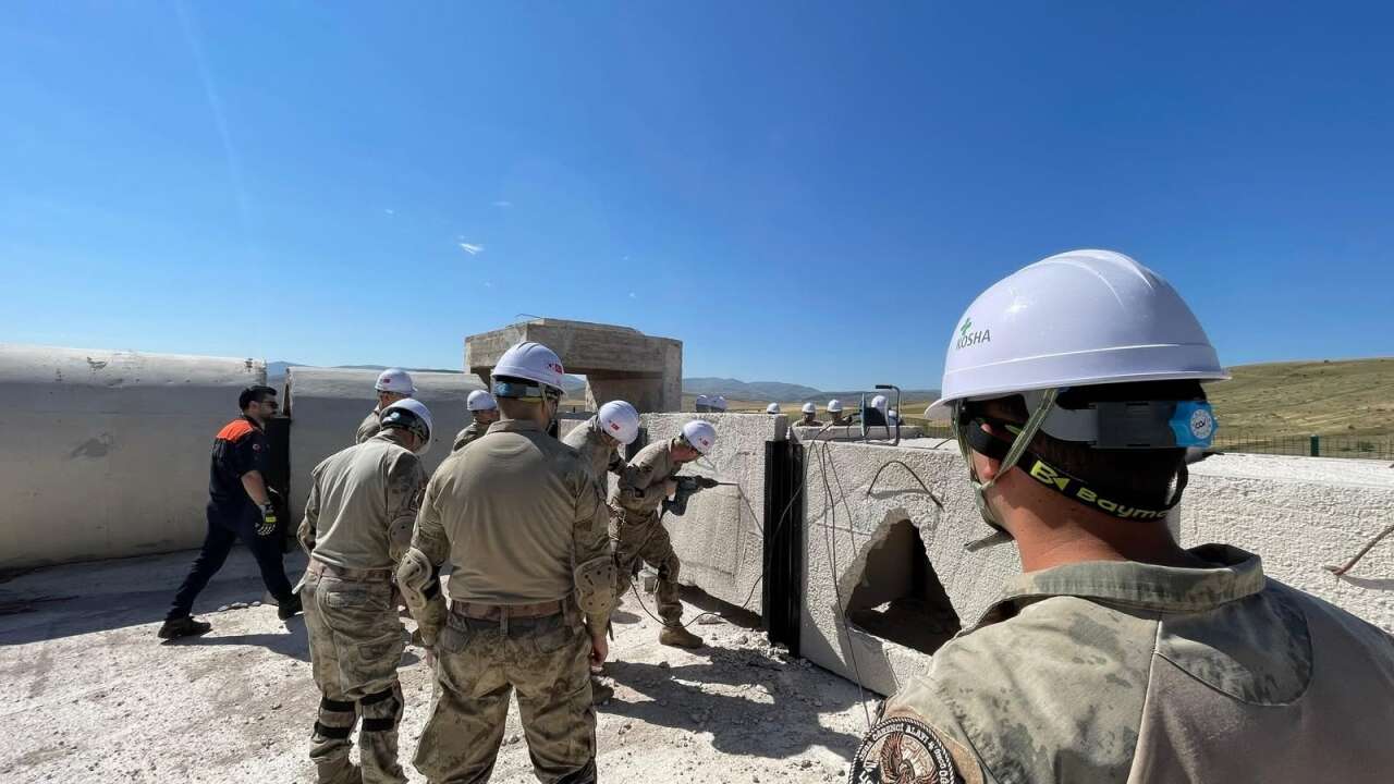 Bayburt'ta jandarma personeline enkazda arama kurtarma eğitimi