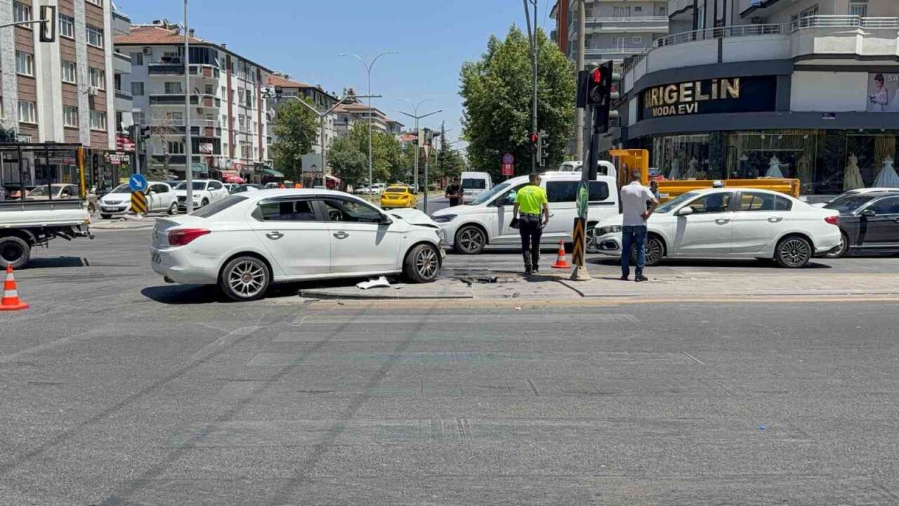 Gaziantep'te zincirleme kaza: 3 araç birbirine girdi