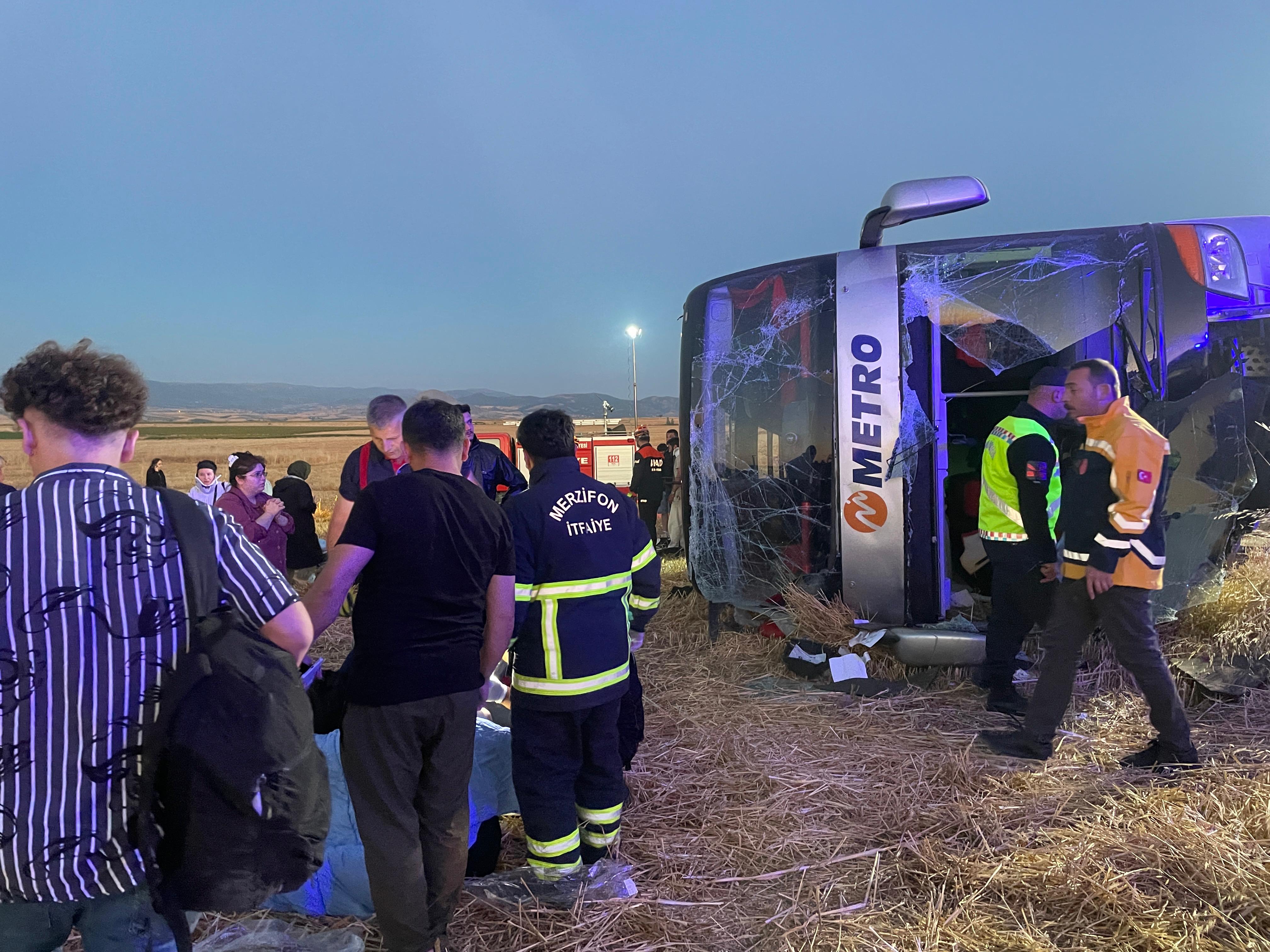 Devrilen otobüsteki 46 kişi yaralandı
