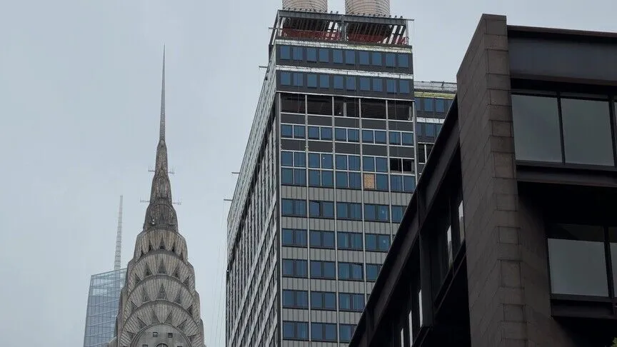 New York'ta 37 katlı binanın yıkılma tehlikesi nedeniyle yollar kapatıldı