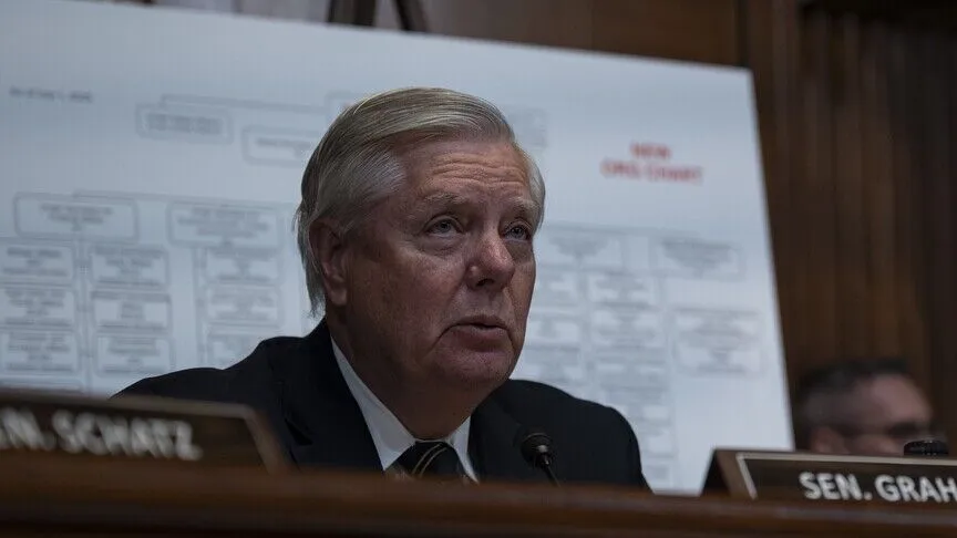 Senatör Graham, ölmeden önce göğüs ağrısı nedeniyle bir çalışanından 911'i aramasını istemiş