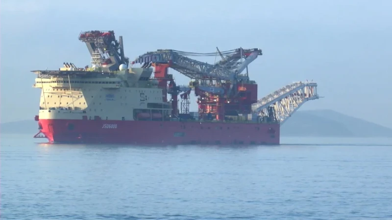 Boru döşeme gemisi 'JSD6000' İstanbul Boğazı'ndan geçti: Gemi trafiğine kapatıldı