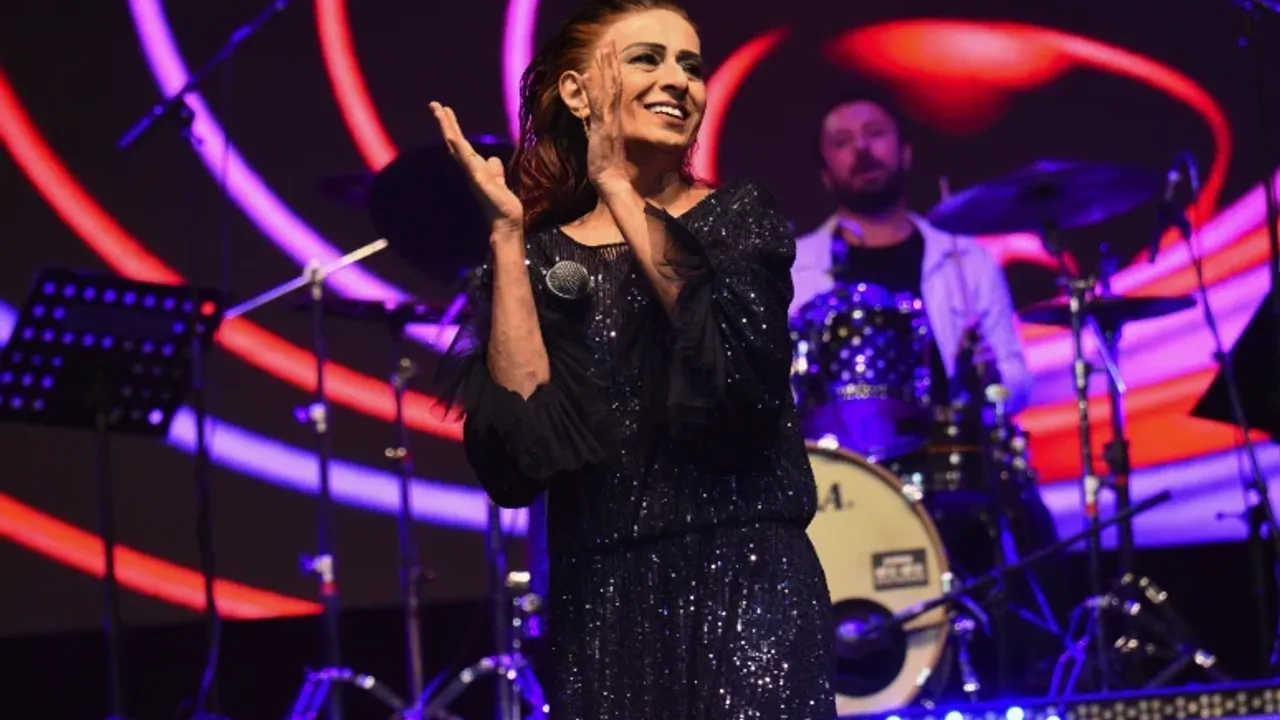 Bursa'da Yıldız Tilbe'ye sürpriz doğum günü!