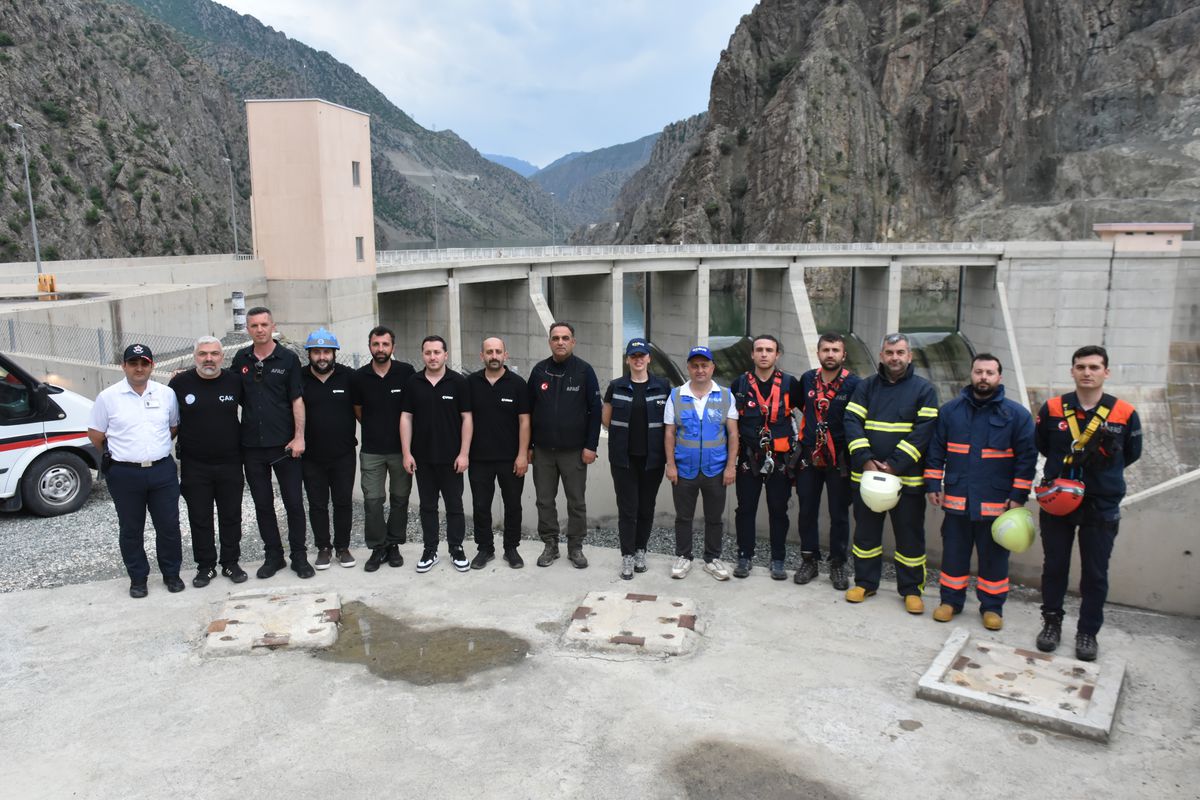 Artvin Barajı'nda tatbikat; türbinde mahsur kalan personel kurtarıldı