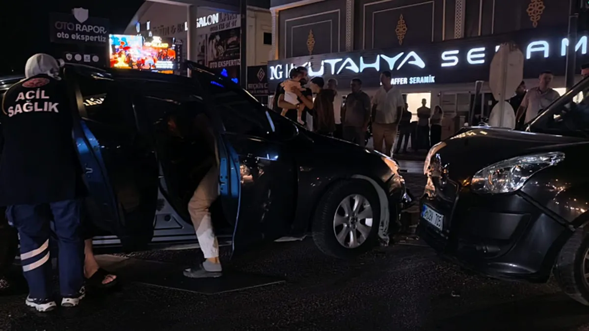 İnegöl'de zincirleme kaza! 3 araç birbirine girdi: Yaralılar var