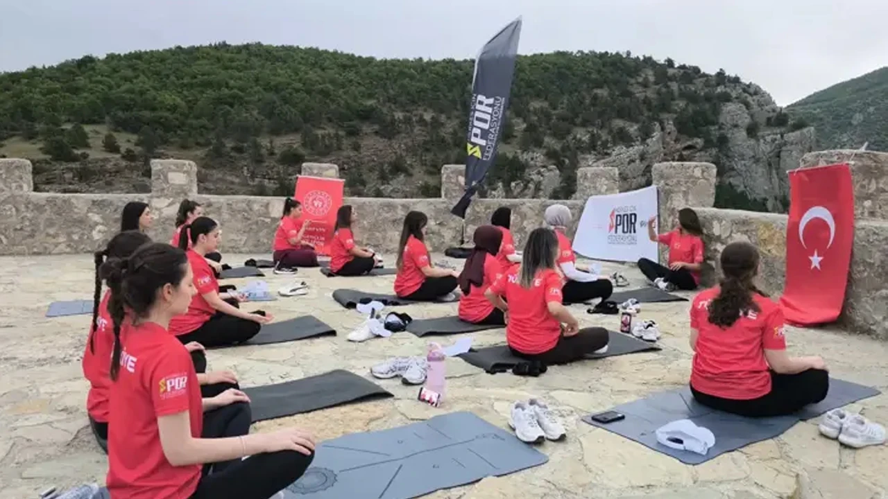 Cehennem Deresi Kanyonu'nda yoga yaptılar