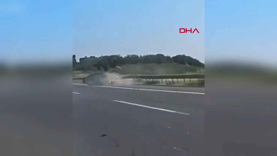 Adana'da kontrolden çıkan otomobil bariyerlere çarptı: O anlar kask kamerasında
