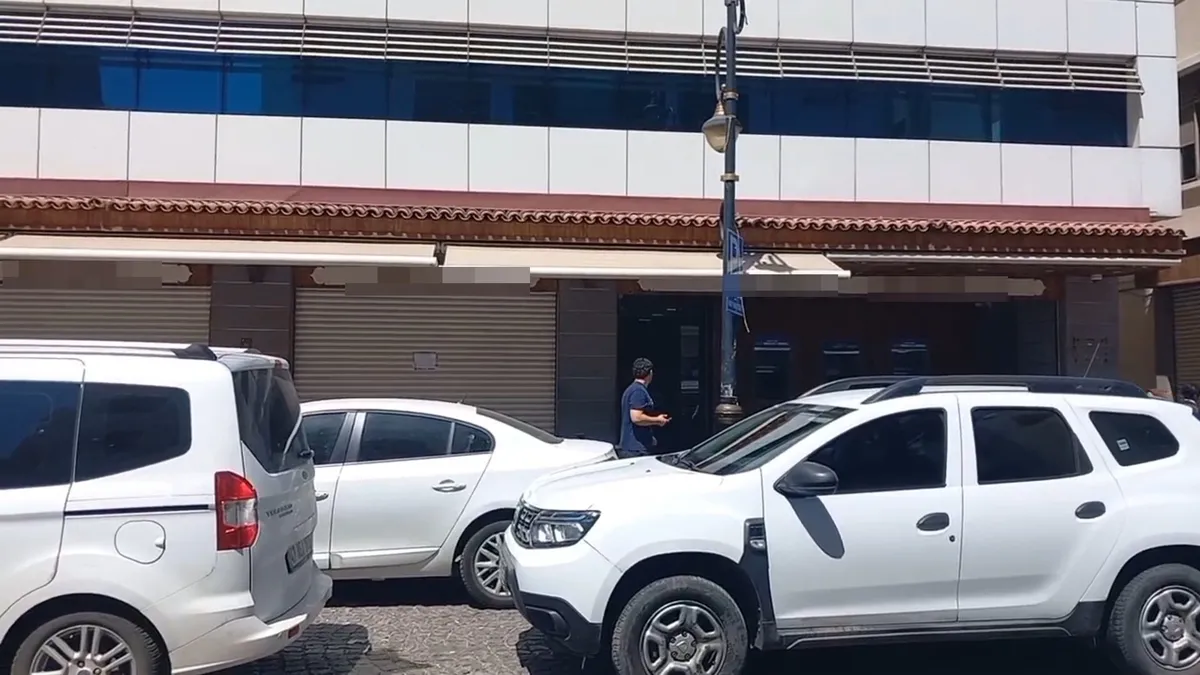 Diyarbakır'da banka şubesine silahlı saldırı! Gece yarısı ateş açıldı, polis ekipleri saldırganı arıyor