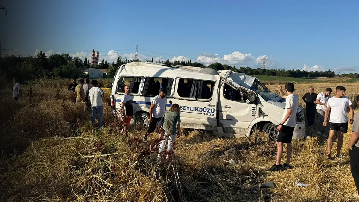 SİLİVRİ'DE FECİ AKZA! Minibüs otluk alana uçtu: Ölü ve yaralılar var!